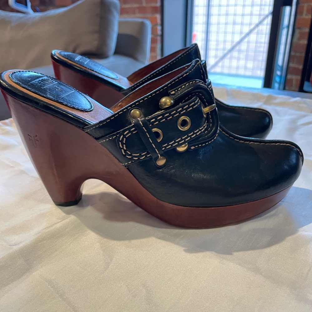 Frye Black Leather Donna Buckle Mule Size 8M